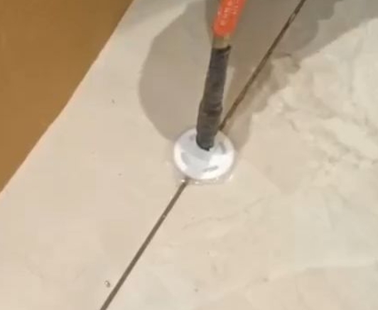 果洛瓷砖空鼓维修公司专业解答瓷砖在铺贴过程中，如果没有涂抹均匀到位的粘结材料（如水泥砂浆或瓷砖胶），可能会导致以下问题