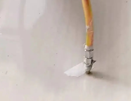 果洛瓷砖空鼓维修公司专业解答在瓷砖铺贴过程中，如果使用的砂料过粗（如全部使用了粗砂），可能会导致以下问题