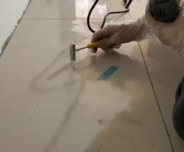 果洛瓷砖开裂维修公司专业分享瓷砖在铺贴前如果没有沥干水分，将会导致以下问题
